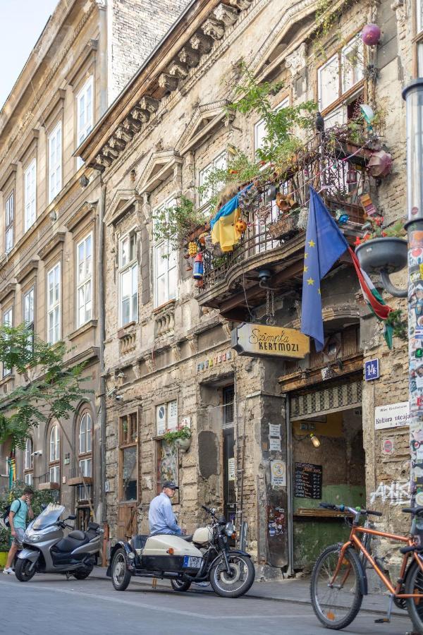 Mooki Rumbach Budapest